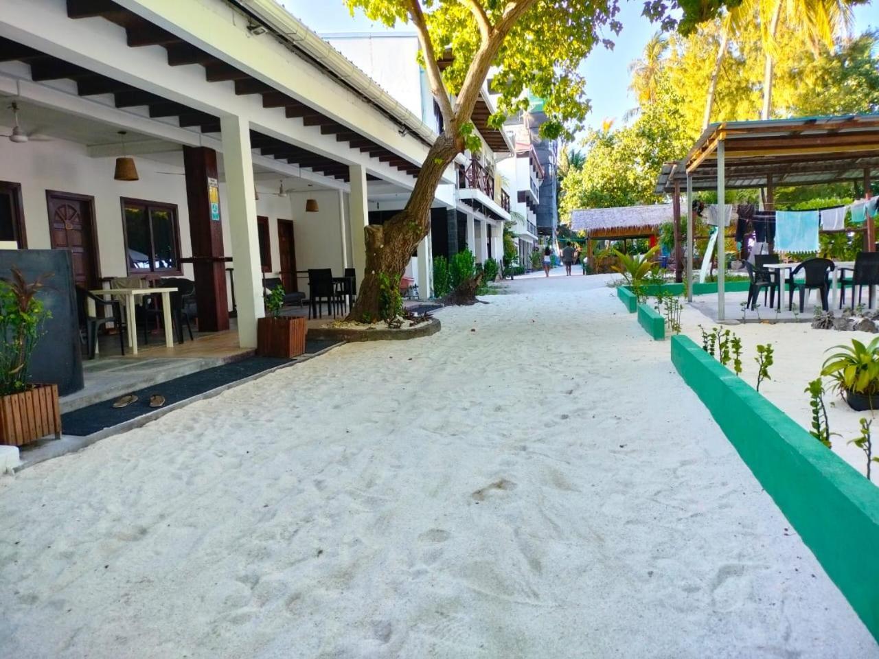 Surf Deck Hotel Thulusdhoo Ngoại thất bức ảnh