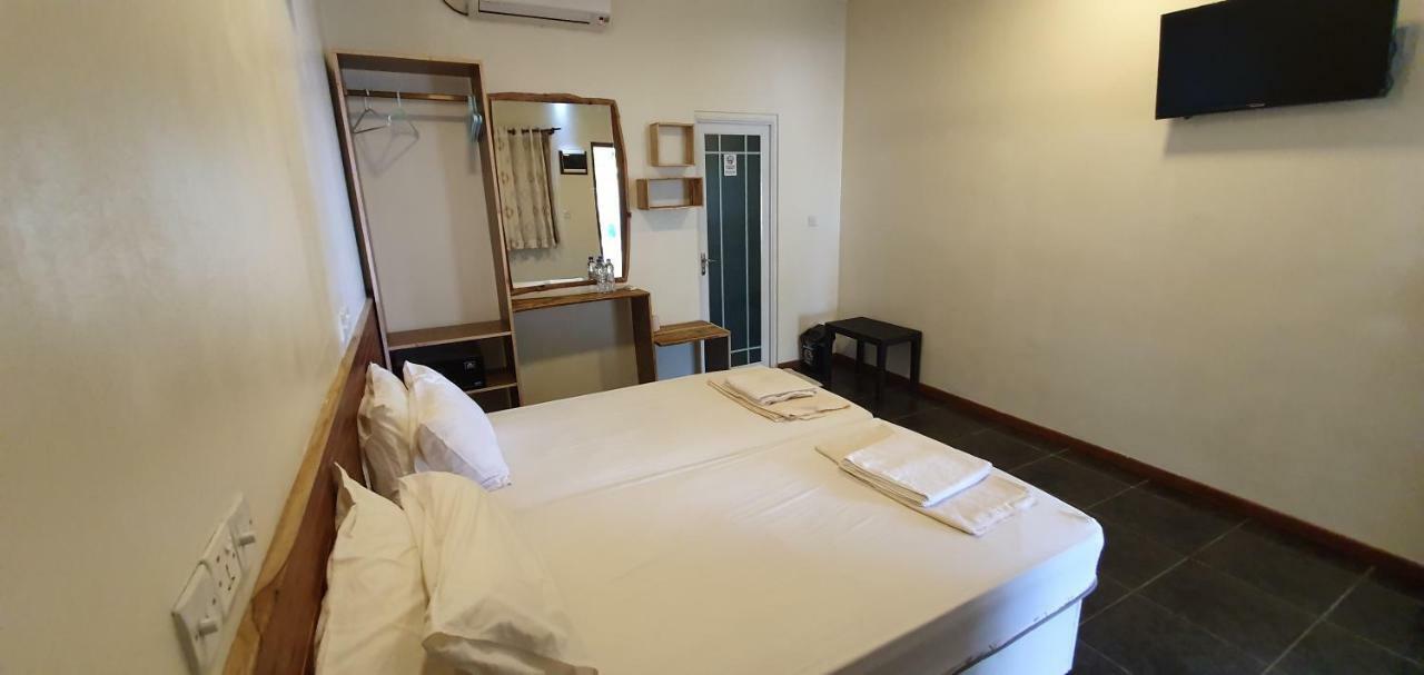 Surf Deck Hotel Thulusdhoo Ngoại thất bức ảnh