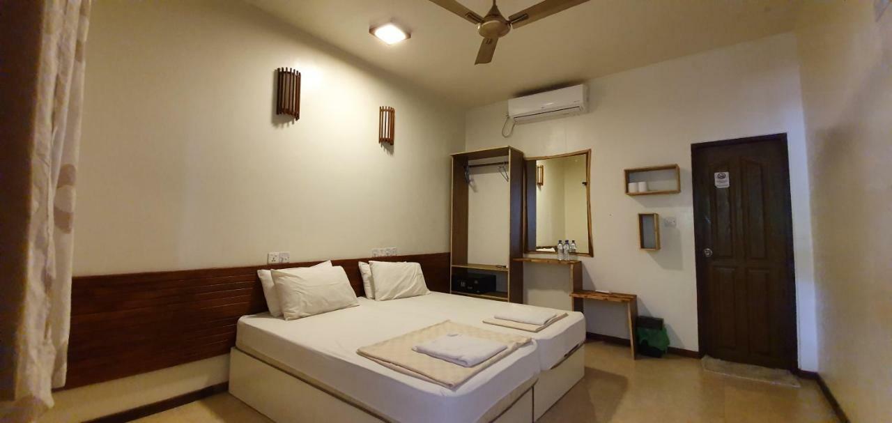 Surf Deck Hotel Thulusdhoo Ngoại thất bức ảnh