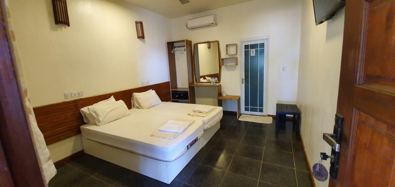 Surf Deck Hotel Thulusdhoo Ngoại thất bức ảnh