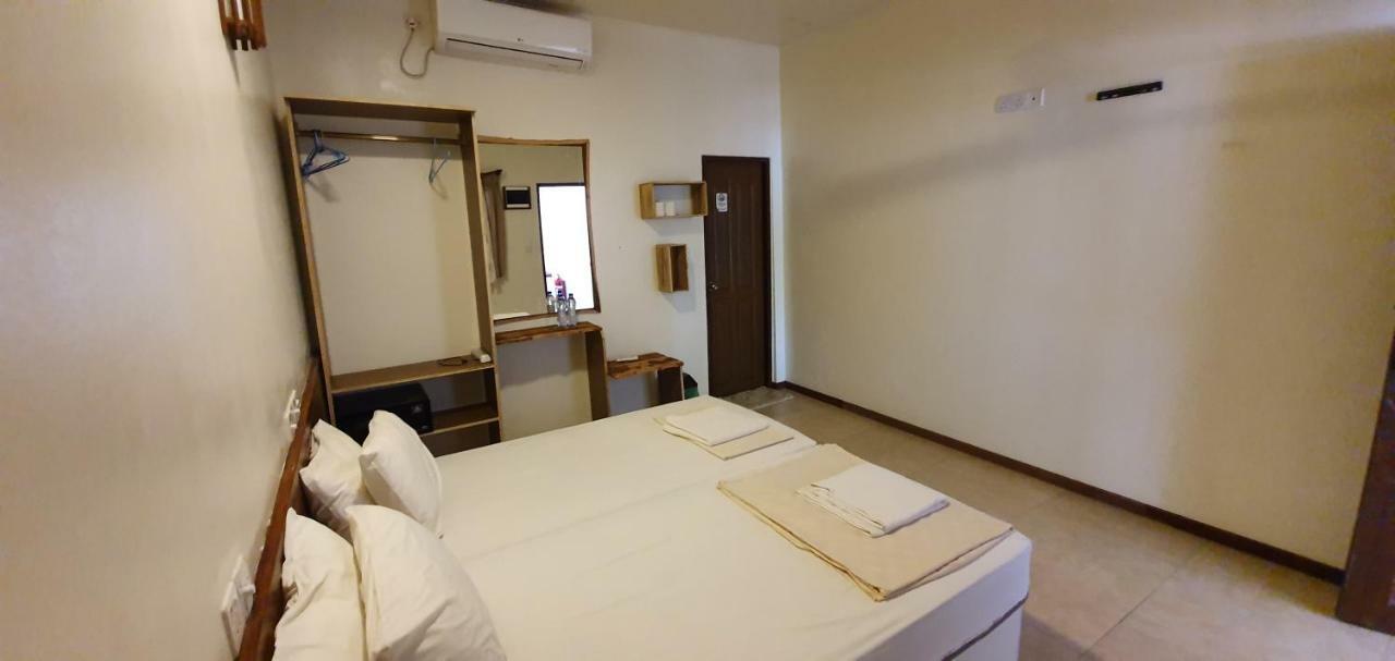 Surf Deck Hotel Thulusdhoo Ngoại thất bức ảnh