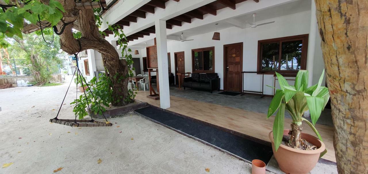 Surf Deck Hotel Thulusdhoo Ngoại thất bức ảnh